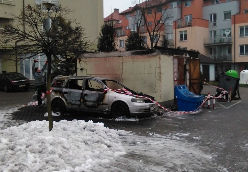 Wrocław: Pożar trzech samochodów na Maślicach. Zaczęło się od śmietnika (ZDJĘCIA) 