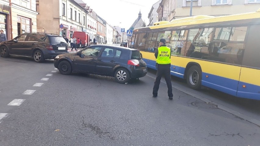 Tarnów. "Mistrzowie parkowania" przechodzą samych siebie, a mieszkańcy wysyłają ich zdjęcia strażnikom