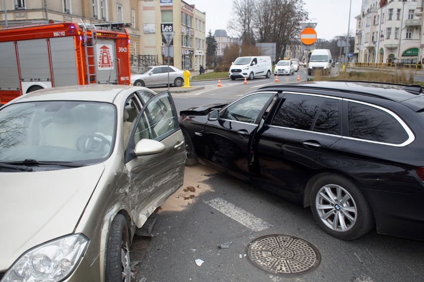 Stłuczka na skrzyżowaniu ulic Anny Łajming z Tuwima w Słupsku. Kierowca z powiatu słupskiego nie ustąpił pierwszeństwa BMW [ZDJĘCIA]
