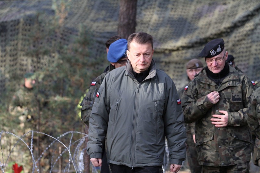 Nowa Dęba. Prezydent Andrzej Duda i minister obrony narodowej Mariusz Błaszczak spotkali się z ćwiczącymi żołnierzami [ZDJECIA]