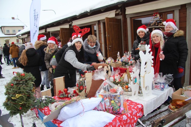 W niedzielę na rynku w Tuchomiu odbył się świąteczny kiermasz. Było kolorowo, mikołajowo i smacznie.