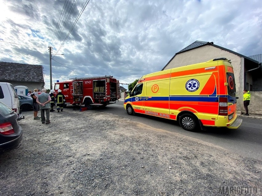 Wypadek na ul. Opolskiej w Wawelnie. Zderzyły się dwa auta, dwie osoby poszkodowane