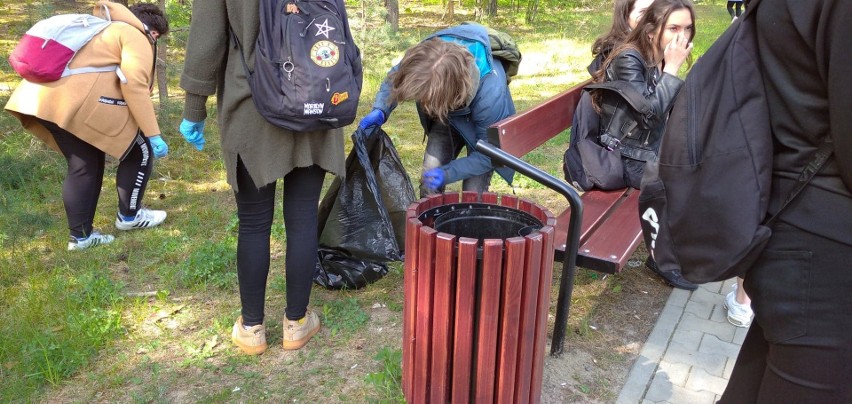 Licealiści z Białobrzegów sprzatali okolicę, sprzątanie świata miał przypomnieć, że trzeba dbac o środowisko