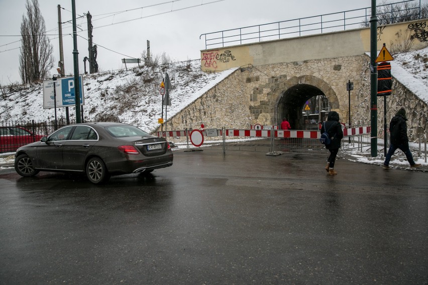 Kolejarze zablokowali przejazd ulicą Miodową pod wiaduktem