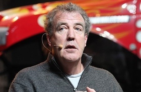 Jeremy Clarkson to znany brytyjski dziennikarz, specjalizujący się w motoryzacji, ale nie stroniący od ciętych komentarzy na tematy społeczne czy polityczne