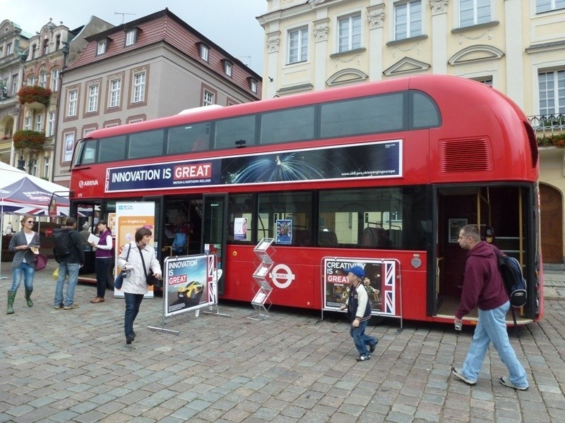 Czerwony londyński autobus zaparkował na Starym Rynku w...