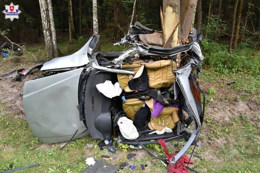 Radzyń Podlaski. Śmiertelny wypadek na DK19 w stronę Kocka. Auto owinęło się na drzewie. Zginął młody kierowca