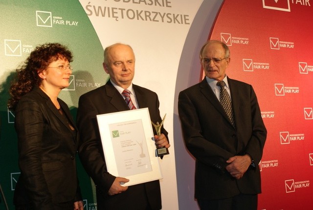 W Warszawie w Pałacu Kultury i Nauki wójt gminy Morawica Marian Buras odebrał złotą statuetkę "Gmina Fair Play 2009&#8221;.