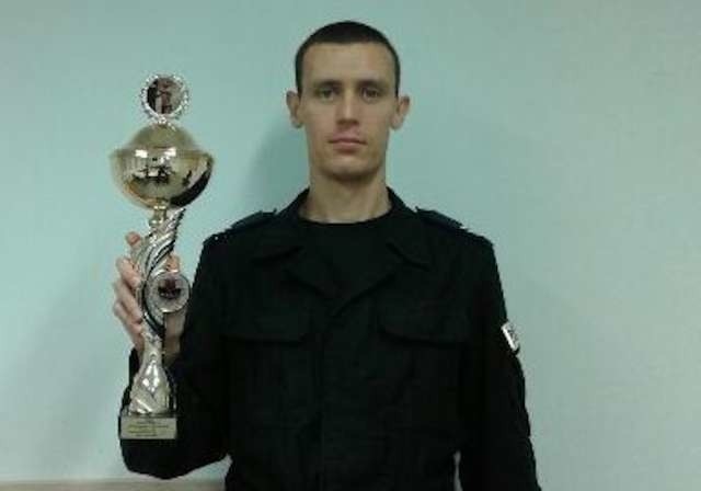 Sierżant Tomasz Kubik z Komisatriatu Policji w Koronowie został mistrzem w biegu po schodach w wieżowcu Collegium Altum w Poznaniu