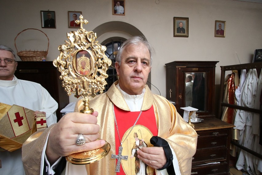 Biskup Jan Piotrowski miał duży wkład w pozyskanie relikwii...