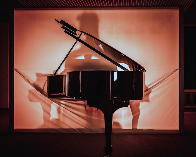 Pianiści z Akademii Muzycznej w Bydgoszczy, wykonujący utwór Erika Satie, dla publiczności są niewidoczni. Obie strony - wykonawca i odbiorca - skupiają się na muzyce