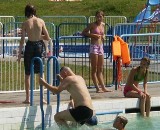 Zjeżdżalnie i trampoliny czekają na basenie plenerowym w Oleśnie