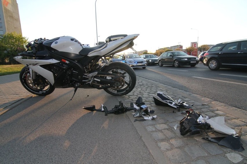 Wypadek motocykla i trzech samochodów na Armii Krajowej