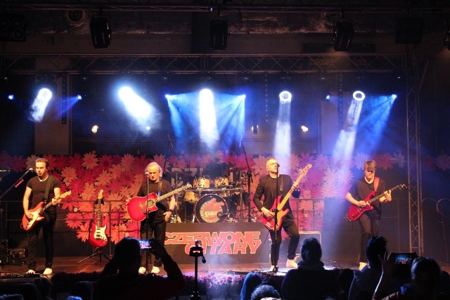 Czerwone Gitary zagrały swoje największe przeboje. Miejsca w sali sportowej w Starych Sieklukach w gminie Stara Błotnica były zajęte do ostatniego.