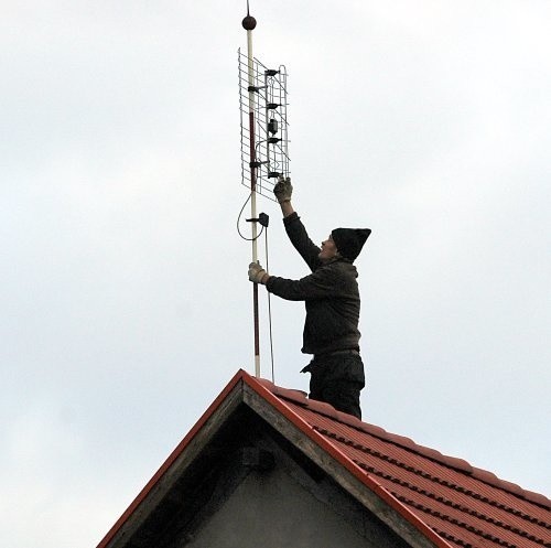 Tylko dwa dni mieszkańcy Wiejkowa mogli oglądać programy Cyfry Plus. W nocy 3 czerwca antena spadła z dachu na ziemię. Trzeba było z powrotem zamontować zwykłe.