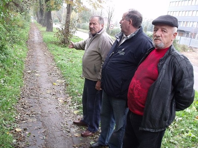 Zarośnięty chodnik przy ulicy Świętokrzyskiej pokazuje Jan Chomański, obok Włodzimierz Sajda, Marek Mazur.