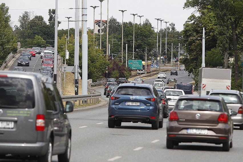 Po wiadukcie na Pabianickiej jeździ mnóstwo pojazdów. Od...