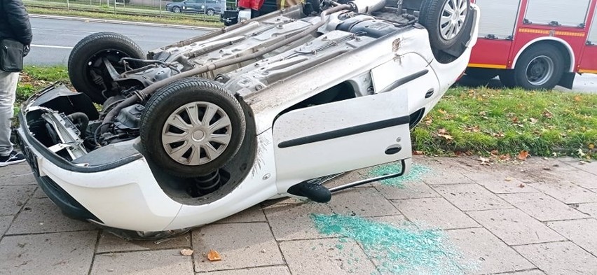 Środa na łódzkich drogach. Wypadek trzech aut na al. Piłsudskiego, samochód na dachu na ul. Kopcińskiego