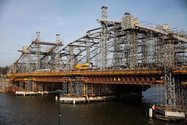 Trwa budowa mostów kolejowych nad Wisłą.