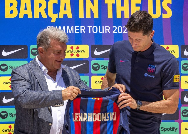 Prezes Barcelony Joan Laporta ma problem z zarejestrowaniem przez LaLigę nowego nabytku klubu Roberta Lewandowskiego