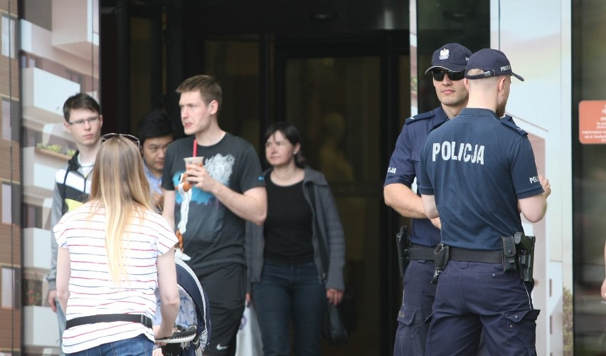 Ewakuacja pracowników części biurowej Arkad Wrocławskich,...