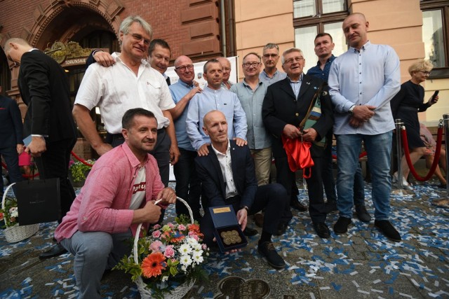 W toruńskiej Piernikowej Alei Gwiazd pojawiły się dwie nowe Katarzynki. Uhonorowani takim wyróżnieniem zostali: aktor Jakub Gierszał oraz legendy toruńskiego żużla.Grupę związaną z toruńskim żużlem na uroczystościach osłonięcia Katarzynek, reprezentowali m.in. Jan Ząbik, Wiesław Jaguś, Jacek Krzyżaniak czy Tomasz Bajerski.- To wyróżnienie dedykowane jest wszystkim żużlowcom, którzy na przestrzeni lat dostarczali nam niezapomnianych emocji – poinformował toruński magistrat.Katarzynki w sercu toruńskiej starówki pojawiają się od 2003 roku, a pamiątkowe tabliczki ze swoimi autografami odsłaniają najsłynniejsi torunianie i osoby związane z Toruniem.Zobaczcie zdjęcia >>>>DOŁĄCZ DO NAS NA FACEBOOKU 