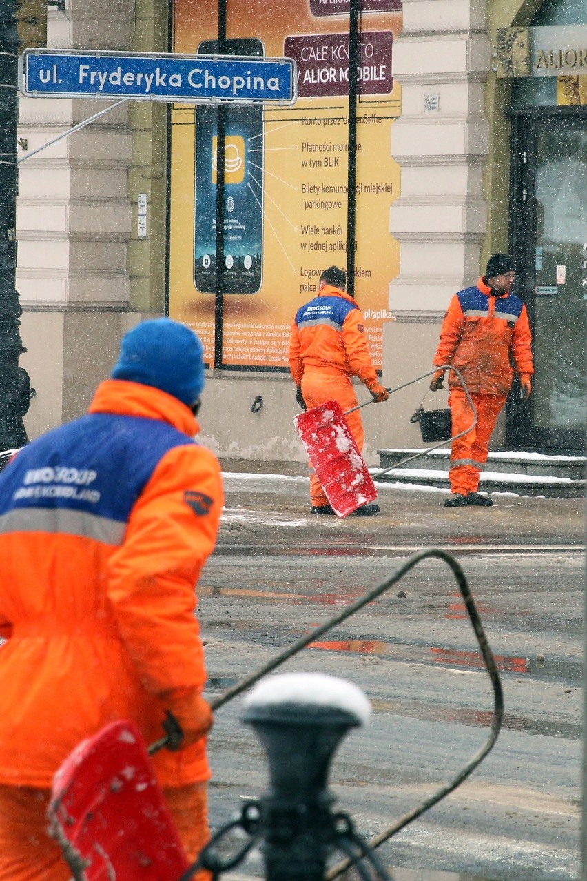 Atak zimy w Lublinie. Drogowcy mieli pełne ręce roboty! Zobacz zdjęcia z centrum miasta