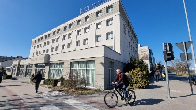 Tak obecnie wygląda obiekt po Ibisie na roku ulic Warszawskiej i IX Wieków Kielc. Więcej na kolejnych zdjęciach.