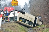 Wypadek burmistrza i urzędników. Ich bus dachował (ZDJĘCIA)