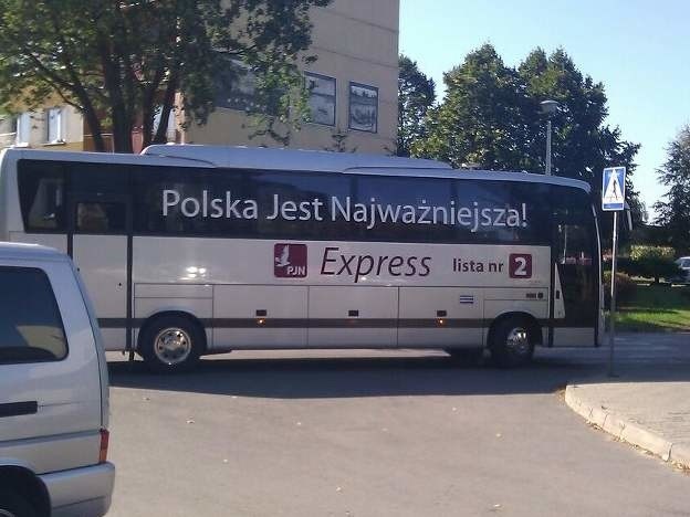 Wyborczy autobus PJN na osiedlu Nowe Miasto w Rzeszowie. Zdjęcie od Internauty.