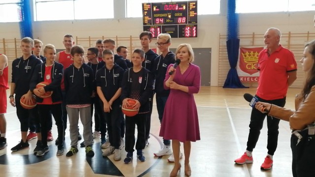 Po meczu seniorów młodym zawodnikom z Kielc pogratulowała Anna Krupka, wiceminister sportu