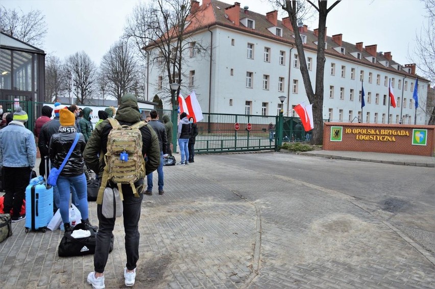 Wcielenie ochotników w koszarach w Opolu.