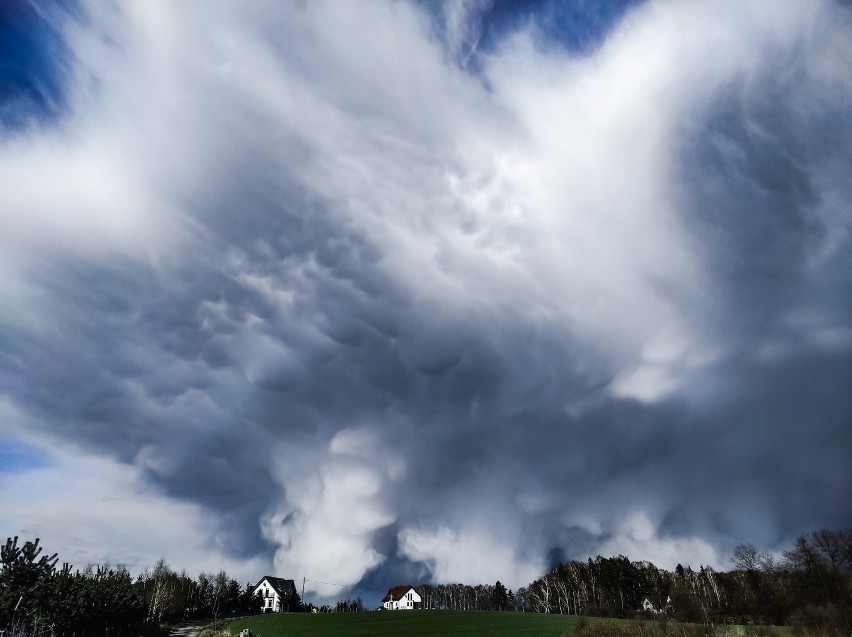 Kaszubskie niebo z niesamowitymi chmurami! Autorką wyjątkowych fotografii jest Anna Nidecka. Zobaczcie zdjęcia!