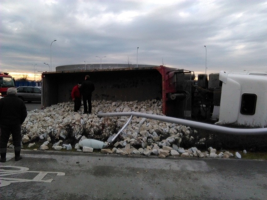 Ciężarówka wioząca 24 tony kamienia przewróciła się przy stadionie (FILM, ZDJĘCIA)
