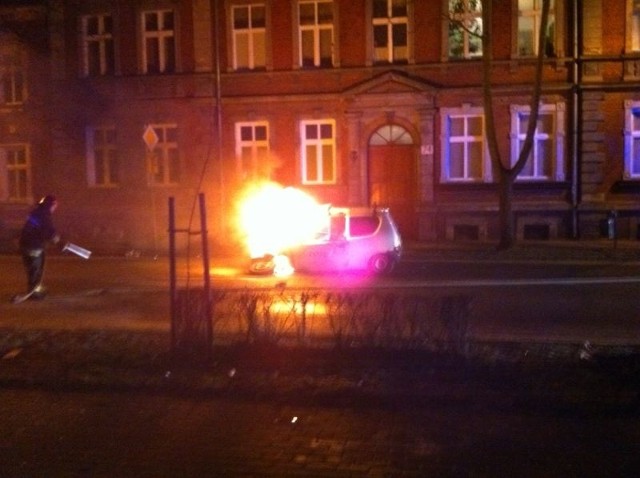Płonący samochód ugasili miejscowi strażacy.