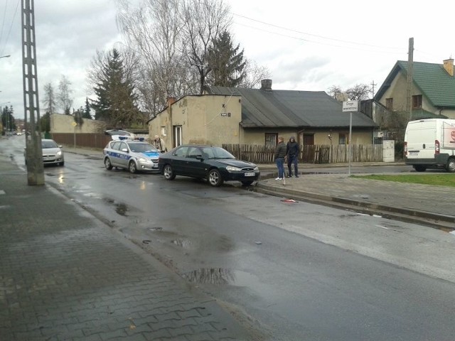 Z relacji naszego czytelnika wynika, że ford skręcał w lewo z ulicy Polnej, w tym czasie wyprzedzał go bus i w niego uderzył.