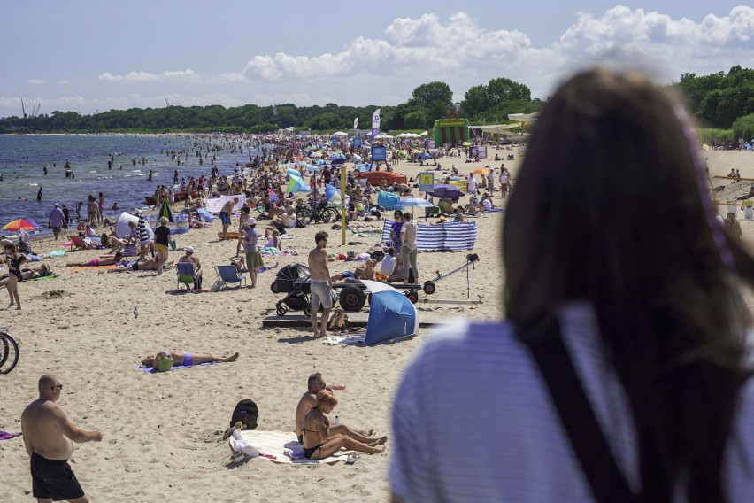 Weekend pełen słońca i na plażach tłumy! Tak wyglądało Brzeźno w niedzielę