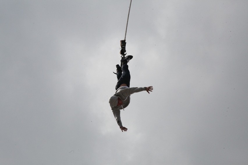 Skoki na bungee w Manufakturze. Zobacz śmiałków skaczących z wysokości 90 metrów [ZDJĘCIA]