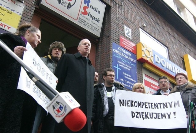 Protest przed siedzibą słupskiego oddziału Radia Koszalin.