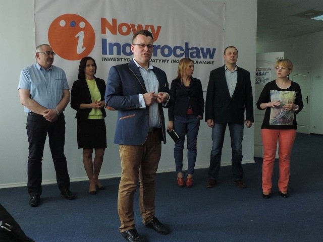Marcin Wroński oraz przedstawiciele ruchu Nowy Inowrocław.