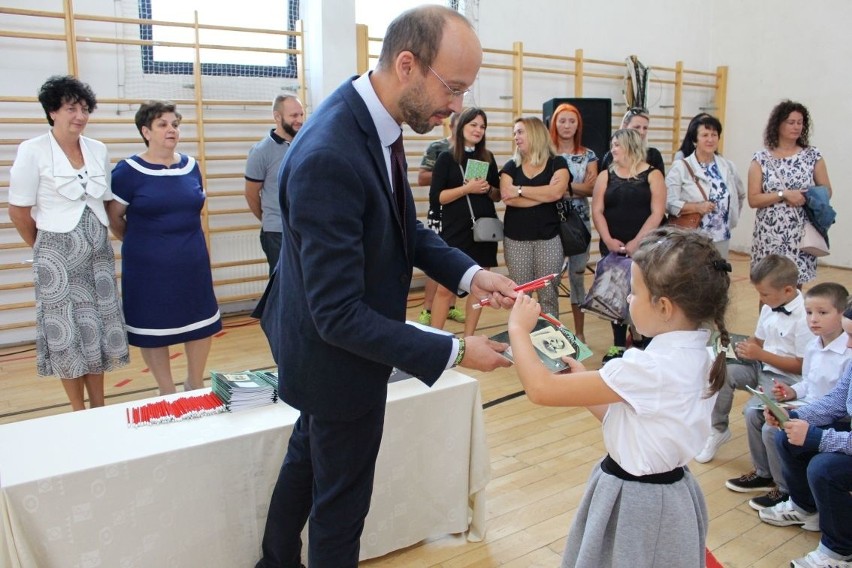 IPN rozdaje patriotyczne przybory szkolne pierwszakom w całej Polsce