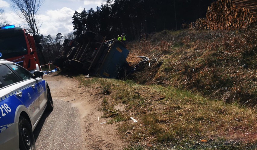 Wypadek na koszalińskim Rokosowie. Tir wpadł do rowu [zdjęcia]