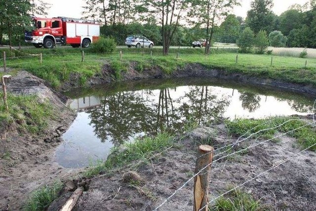 Dokładnie nie wiadomo w tej chwili, dlaczego w stawie znalazła się 43-letnia matka wraz z 8-letnią córką.