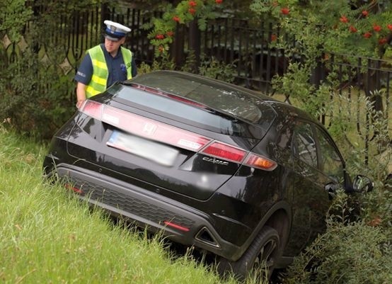 Na ul. Wyspiańskiego kierowca hondy wypadł z drogi i wjechał w płot.