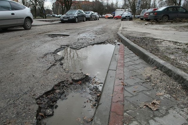 Tak wyglądają drogi na miasteczku studenckim Politechniki Świętokrzyskiej. Dziura goni dziurę. Widzą to wszyscy.