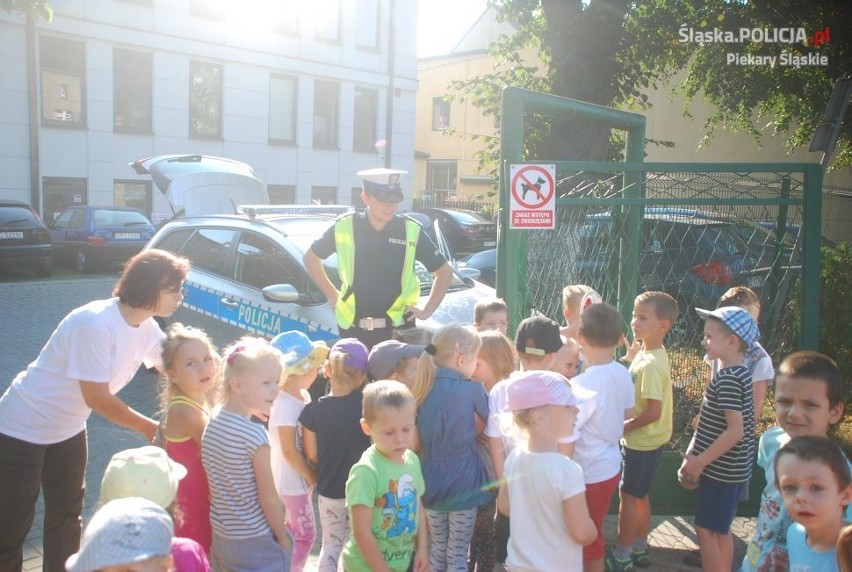 Piekarscy policjanci z wizytą u dzieci w szkołach i przedszkolach [ZDJĘCIA]