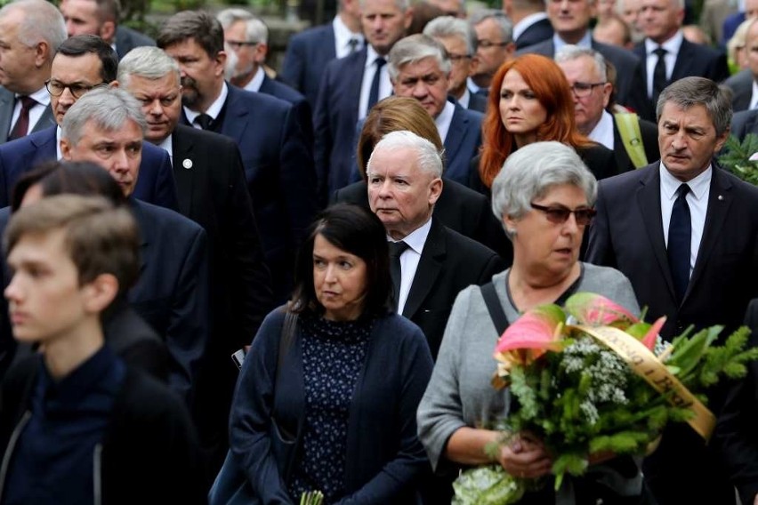 Kraków. Pogrzeb matki Ryszarda Terleckiego. Tłumy polityków PiS na Cmentarzu Rakowickim