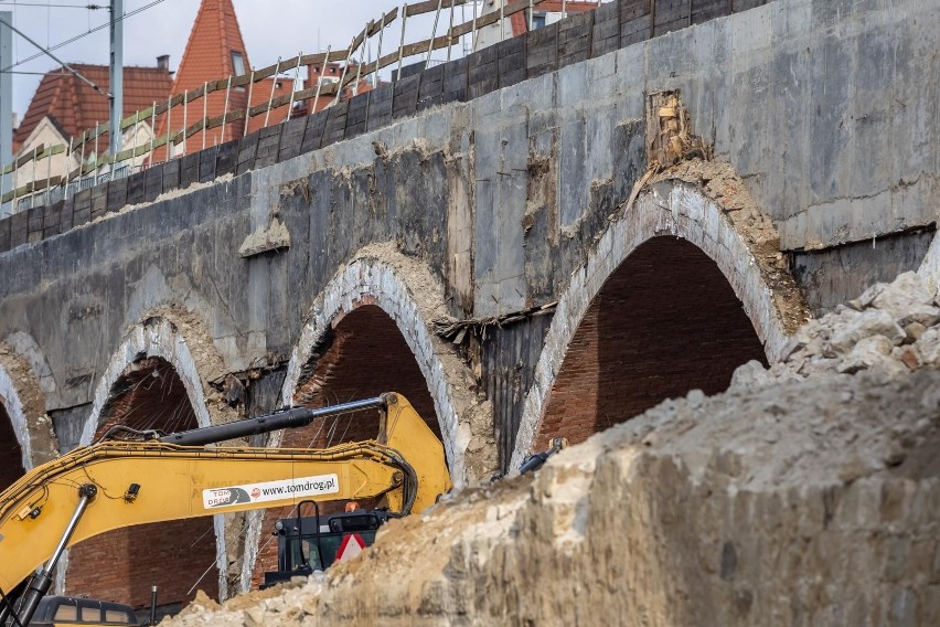 Kontrola rozbiórki historycznego wiaduktu na Grzegórzkach. Konserwator zapewnia, że monitoruje działania