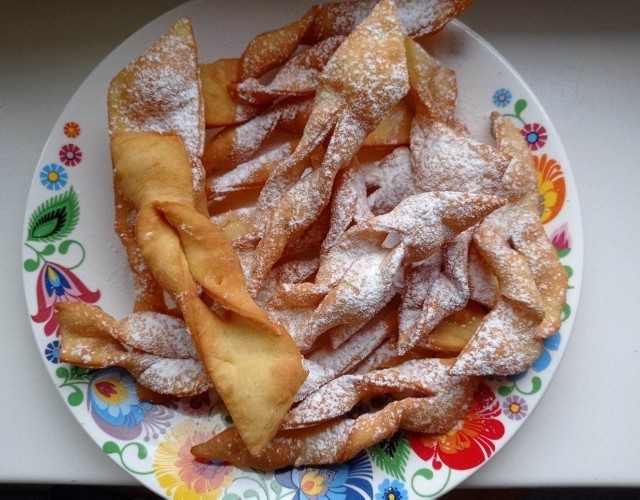 Przepis na faworki bezglutenowe:250g uniwersalnej mąki bezglutenowej (np. Mehl Farine)150ml gęstej, kwaśnej śmietany (10- 18%)4 żółtka.10g masła.½ łyżeczki cukru.¼ łyżeczki soli.1 łyżka octu np. jabłkowego.