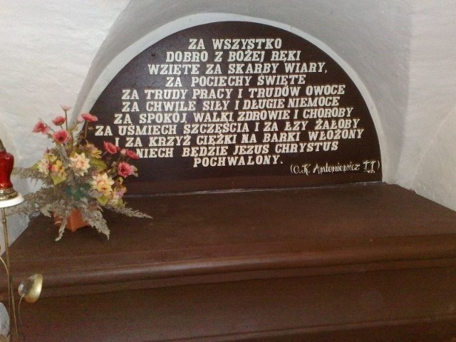 W podziemiach kościoła przyklasztornego pochowano ks. Karola Bołoza Antoniewicza. To miejsce jest odwiedzane przez każdą pielgrzymkę lub wycieczkę. 
